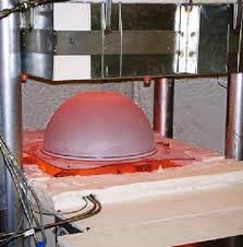 A moldagem pode ser feita com a utilização de ar quente, o qual suga a chapa dentro da cavidade ou
