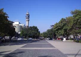 Fundada em 1541, a cidade de Santiago de la Nueva Extremadura (abreviado para Santiago com o passar do tempo) é a capital do Chile e está localizada no Vale Central aos pés da Cordilheira dos Andes.