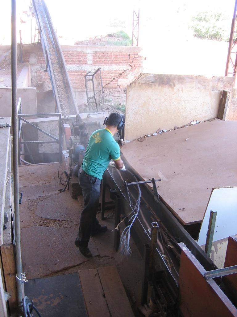 50 Depois da pesagem, todos os materiais foram transportados para a serraria Tabapinus - Serrarias Reunidas LTDA., Agudos - SP, para serem picados.