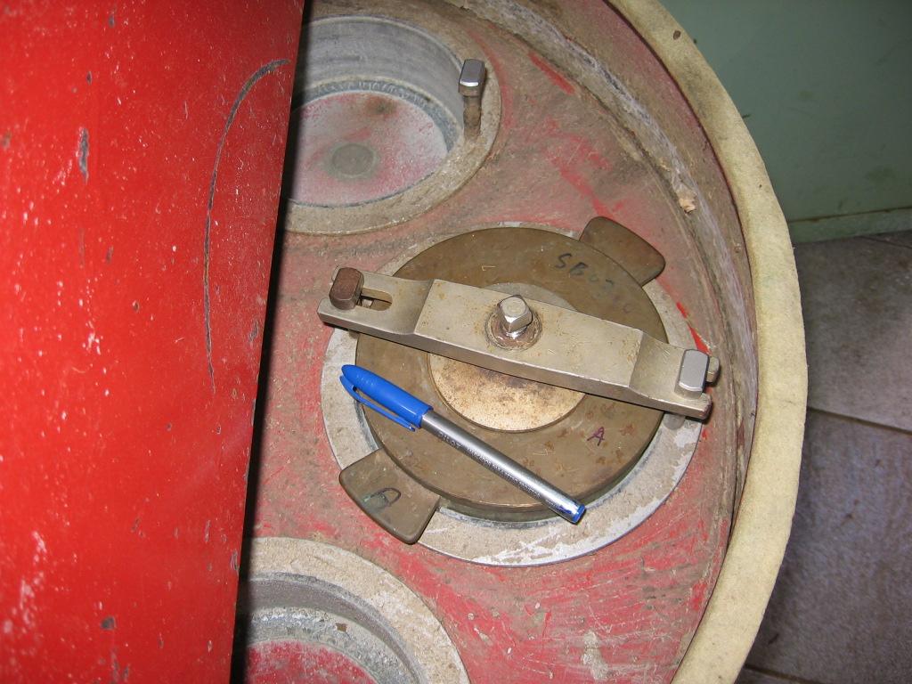 (A) Moinho centrifugal Jokro-Muhle utilizado