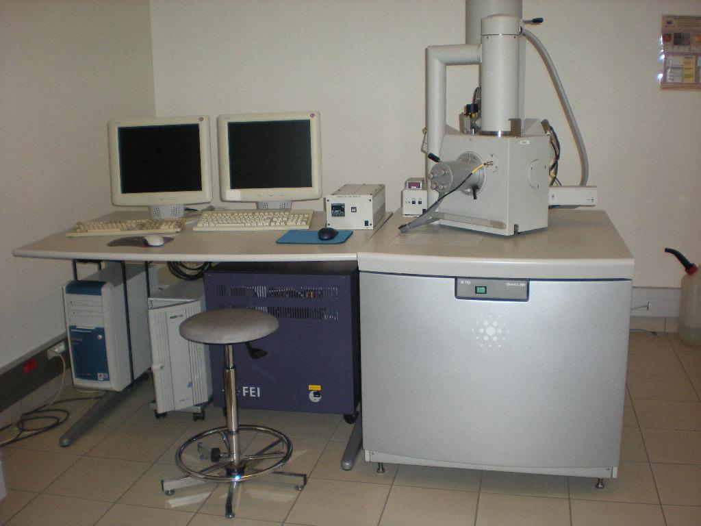 62 (A) Figura 16 - Microscópio Eletrônico de Varredura Ambiental (MEVA), FEI QUANTA 200 3.