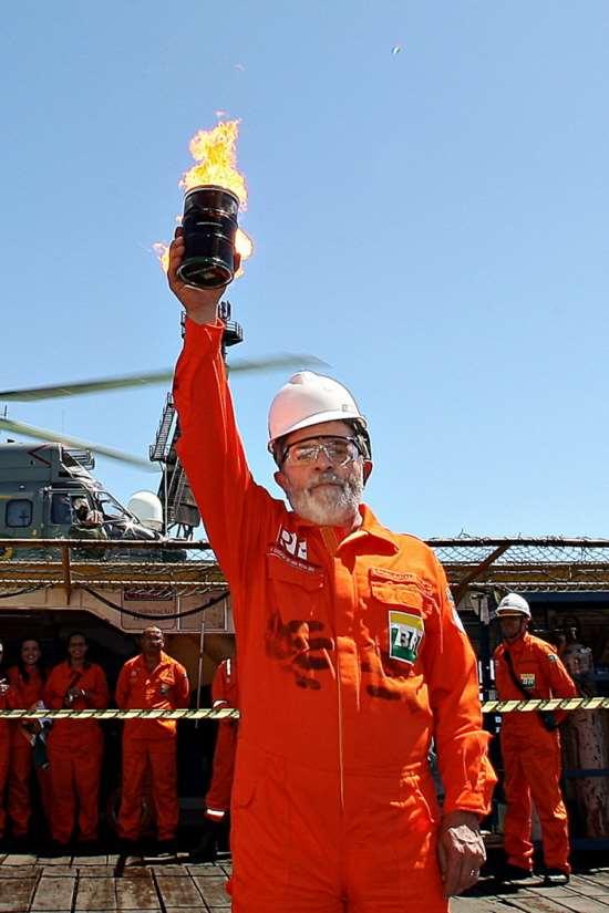 Lula apresenta ao mundo o primeiro óleo extraído da camada pré-sal em 2 de setembro de 2008.