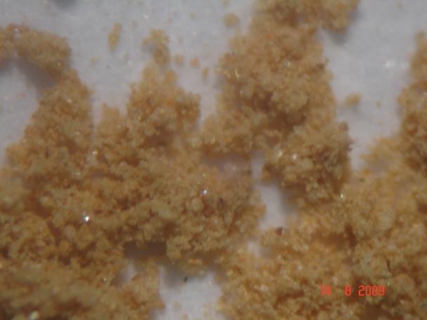 fazer parte da estrutura cristalina da caulinita, argilomineral que compõe a argila FO