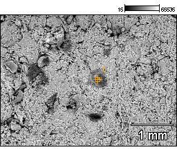 Figura 6.36: Micrografia de MEV da formulação 40M50A10CH queimada a 1050ºC, na faixa de variação I de massa específica e espectros EDS dos pontos indicados sobre a imagem. Aumento: 400x.