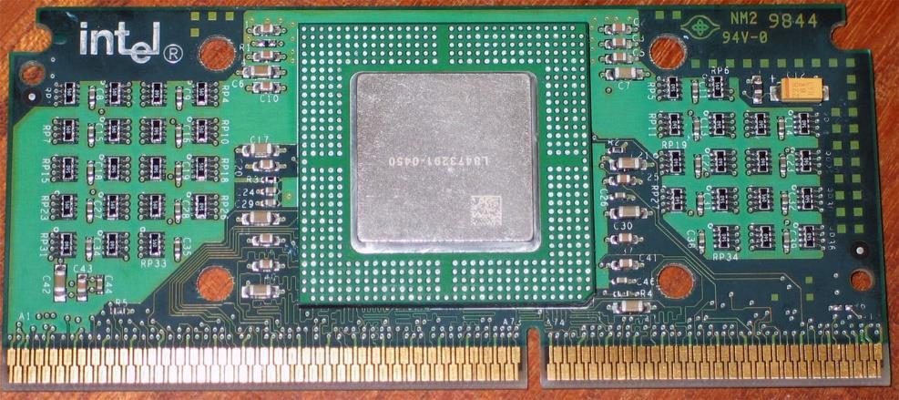 A HISTÓRIA DOS PROCESSADORES Intel Celeron: criado em 1998. É um chip mais econômico que consegue dar conta das tarefas do dia-a-dia.