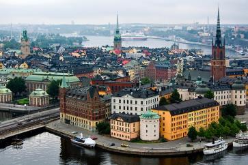 Nyhavn com seus numerosos restaurantes, cafés e barcos de madeira, o Palácio de Christiansborg e a famosa Pequena Sereia. Tarde livre.