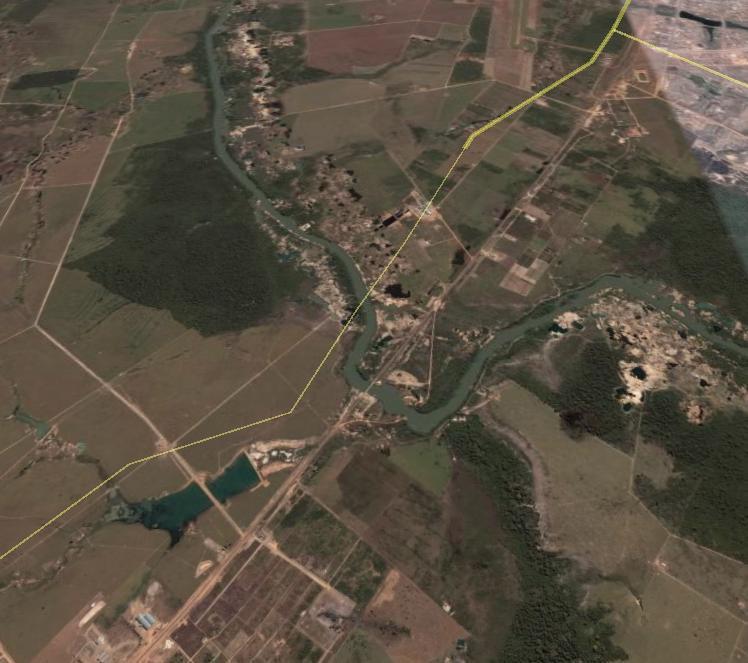 3 RESULTADOS E DISCUSSÃO Por meio de imagem de satélite e fotografia aérea observou-se que o Rio Peixoto de Azevedo sofreu e vem sofrendo impactos e degradações ao longo do seu curso, devido à