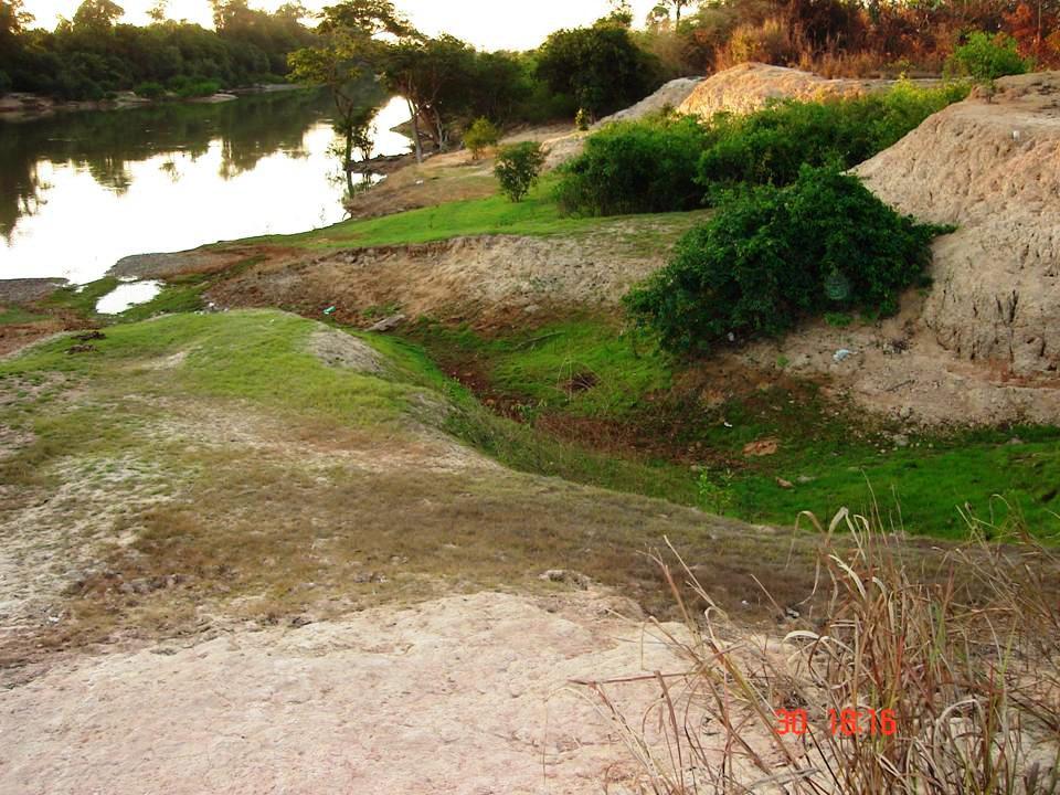 Figura 7. Erosão presente as margens do Rio Peixoto de Azevedo. Segundo a Legislação Federal as florestas denominadas áreas de preservação permanente estão previstas nos artigos 2 e 3 da Lei n 4.