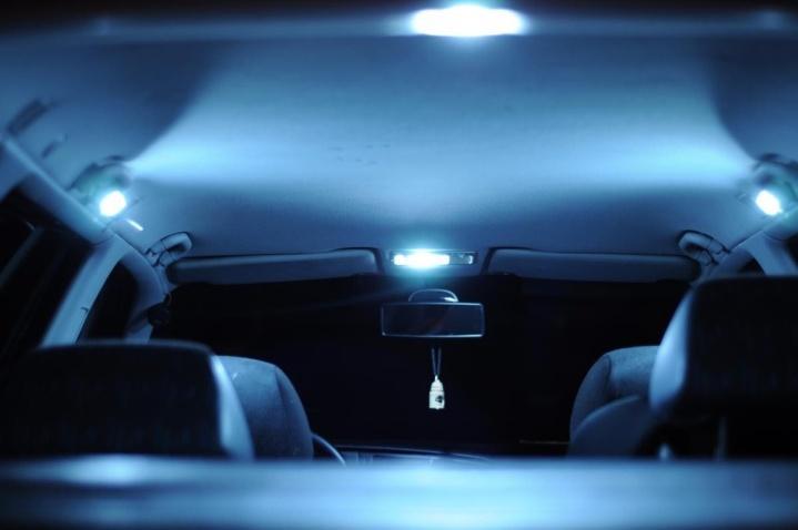 LUZ DE POSIÇÃO (lanterna) - luz do veículo destinada a indicar a presença e a largura do veículo.