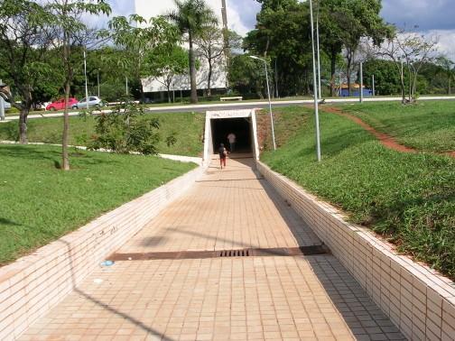 PASSAGEM SUBTERRÂNEA - obra de arte destinada à transposição de vias, em desnível subterrâneo, e ao uso de pedestres ou veículos.