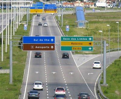 VIA ARTERIAL - aquela caracterizada por interseções em nível, geralmente controlada por semáforo, com acessibilidade aos lotes lindeiros e às vias