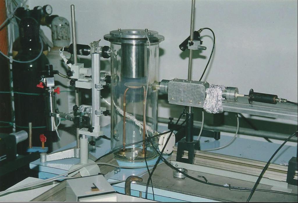 Para medir a temperatura eletrônica da fase plasma, uma entrada lateral do reator permite a inserção de uma sonda retrátil Langmuir de configuração cilíndrica, acionada por circuito comandado por um