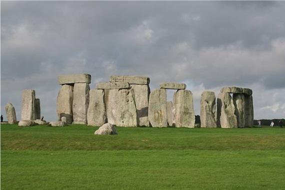 21 interno, com outras dezenove, colocadas em forma de ferradura, também dentro do círculo vide figura 03. Figura 03 Stonehenge Inglaterra (SILVEIRA, 2010).