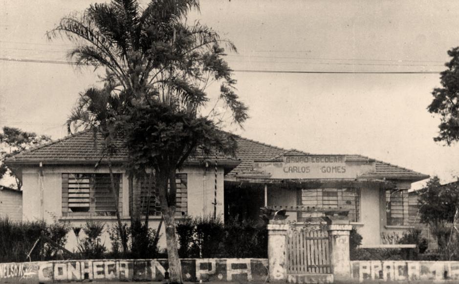 década de 1960 Grupo Escolar Carlos Gomes localizado no centro do bairro, foi transferido anos mais