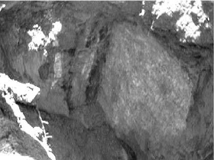 Na profundidade de 5,15 m atingida pela escavação foi encontrada a transição para solo medianamente alterado, com a presença de rocha alterada dura e de matacões de rocha (Figura 4), profundidade na