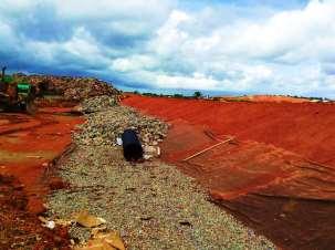 125 SISTEMA DE DRENAGEM E REMOÇÃO DE LIXIVIADO MATERIAL UTILIZADO/ESPECIFICAÇÃO: Geotêxtil, tubo perfurado de PEAD (400 mm de diâmetro) e brita 4.