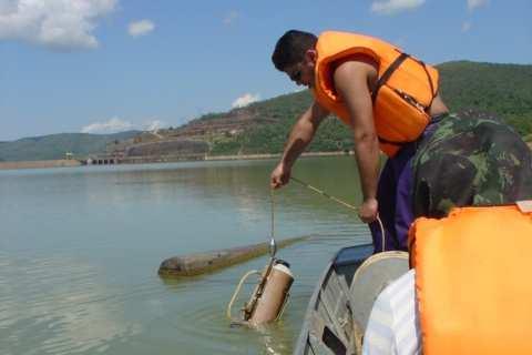 amostra de água em reservatório