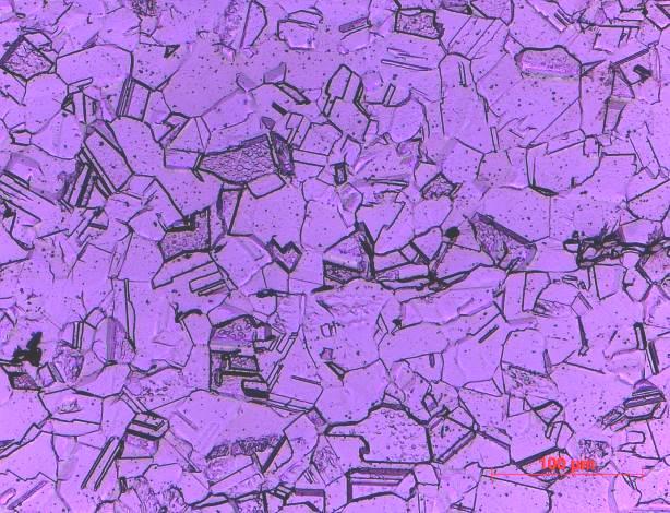 Micrografias do aço AISI 347 submetido a diferentes tratamentos térmicos de estabilização após ataque com ácido