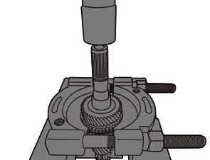 21 Remova o eixo de acionamento da roda da engrenagem, em conjunto com a anilha de pressão e a