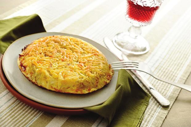 09 Batata rosti com Vono Ingredientes 2 batatas-asterixis médias, descascadas (600 g) 3 colheres (sopa) de água 1 envelope de VONO Peito de Frango com Queijo meia colher (chá) de sal 3 colheres