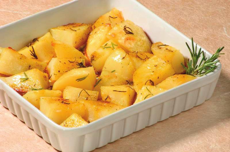 10 Batatas ao alecrim Ingredientes 3 batatas cozidas, cortadas em gomos 1 sachê de Tempero SAZÓN Laranja meia colher (chá) de sal 2 colheres (sopa) de margarina sem sal, em pedacinhos meia colher