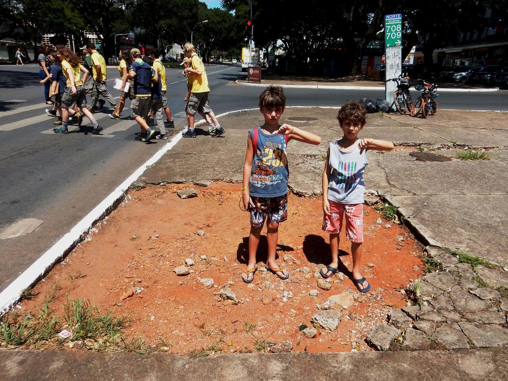 Distrito Federal Asa Norte - W3 Calçada totalmente esburacada na Asa Norte é risco