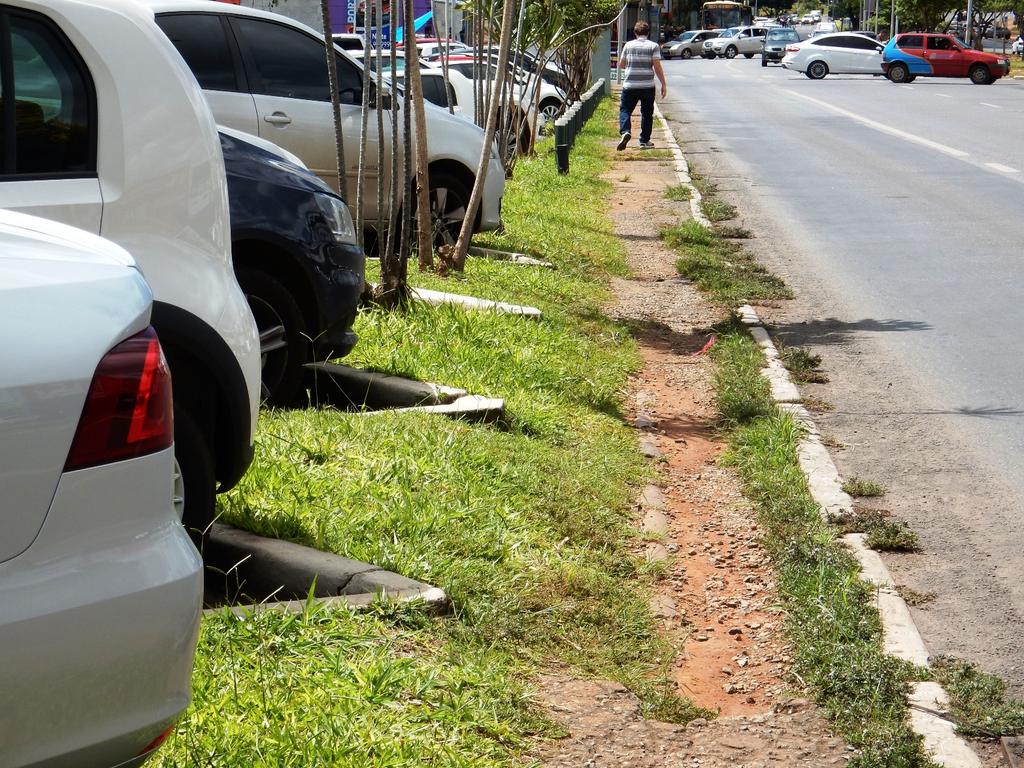 Distrito Federal Asa Norte - W3 Foto: Uirá Lourenço/Brasília Para Pessoas Calçada sofre com a grama alta e