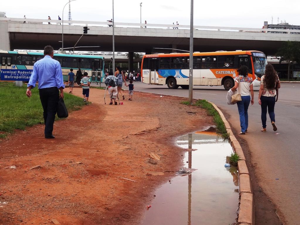 Rodoviária de Brasília Calçada inexistente próximo a Rodoviária de Brasília.