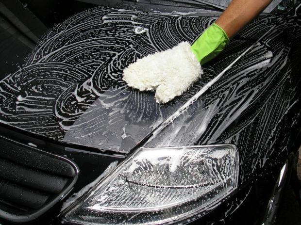 Uma escolha indevida pode ocasionar danos à pintura. Não menos importante é maneira de limpar o automóvel. È importante estar atento a forma correta de aplicar os produtos.