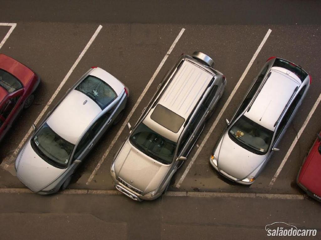 Se ocorrer de seu carro passar a noite na rua, antes de qualquer coisa, primeiro jogue um jato de água para retirar o sereno e em seguida seque a lataria com um pano.