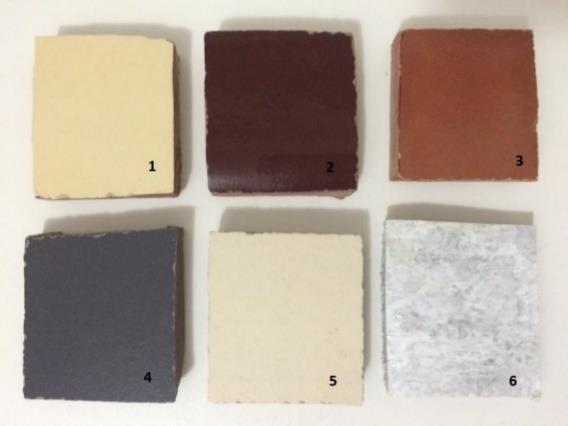 sobretudo telhas cerâmicas esmaltadas de diferentes colorações, também incluindo uma amostra de telha produzida a partir de embalagens longa vida (Tetra Pak ).