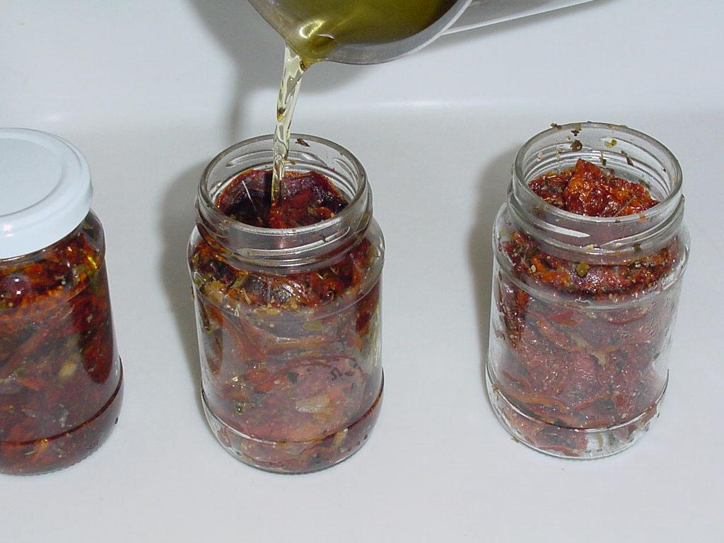 final ocorre quando toda água for absorvida. Enchimento dos frascos Colocar os tomates reidratados e temperados nos frascos de vidro.