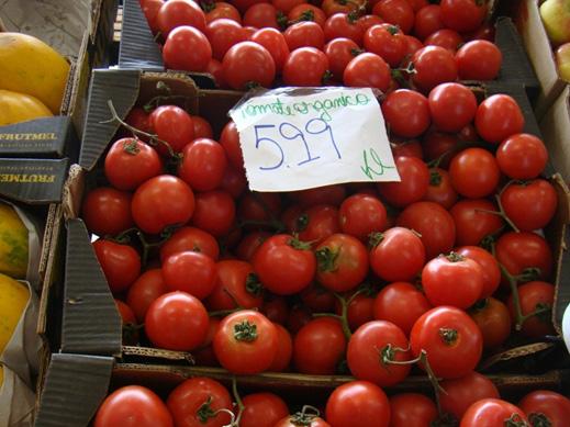 O Território da produção orgânica e o mundo da mercadoria Foto 16. Tomate orgânico comercializado na Frutaria em Dourados-MS. Autoria: MORETTI, S.A.L.. Setembro 2011.