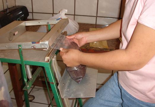 O Território da produção orgânica e o mundo da mercadoria Foto 27. Processo de embalagem do café orgânico em sítio santa Cecilia em Glória de Dourados -MS. Autoria: MORETTI, S.A.L. Julho 2009.
