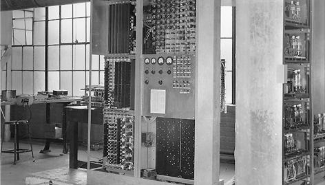 1951-1958: 1958: A Válvula a vácuo O sucessor do ENIAC foi o EDVAC - Eletronic Discrete Variable Computer ou "Computador Eletrônico de