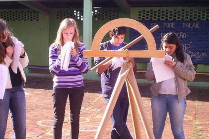 Em seguida, realizamos a atividade sobre as razões trigonométricas, discutindo com eles possibilidades do uso delas no dia a dia. Apresentamos o Teodolito construído para a atividade.