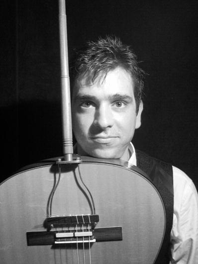 O ARTISTA Divulgação Um dos mais destacados violonistas do cenário erudito brasileiro atual, Alexandre Moschella deu início a sua carreira internacional em novembro de 2007, com a apresentação do