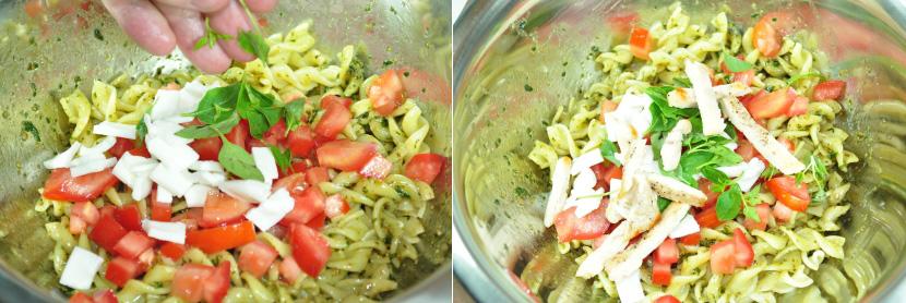 Em uma tigela, adicione o macarrão já cozido, o pesto e o tomate