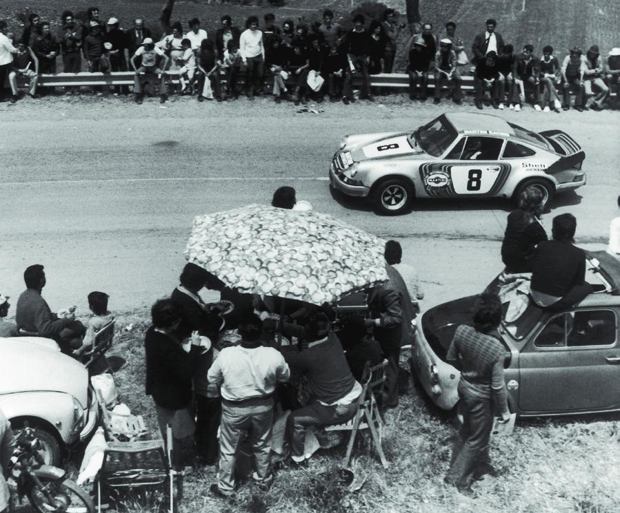 tor que vencesse três Targa Florio consecutivas. Esse troféu ganhou um lugar de honra no escritório de Ferry Porsche. Para a temporada de 1969, a Porsche desenvolveu o 908/2 Spyder.