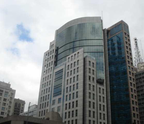 4 mostram outros dois exemplos de edifícios no município de São Paulo, porém com linhas de design mais arrojadas: a Torre João Salem e o edifício e-tower.