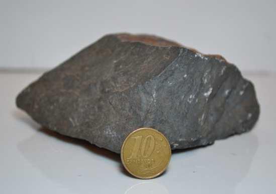 anfibolito, ou pluriminerálicas, que são as mais comuns, quando contêm duas ou mais espécies minerais como acontece com o granito, o basalto, etc.