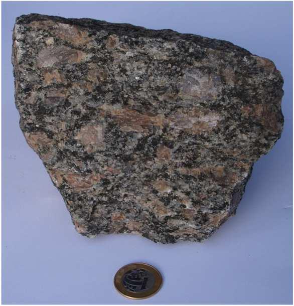 (A) (B) (C) Figura 3.3 (A) Granito inequigranular, (B) diabásio e (C) vidro vulcânico.
