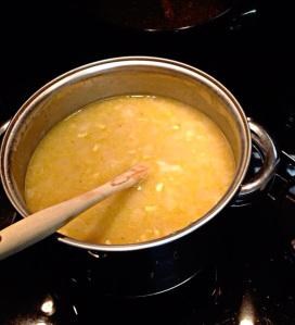 Olá, essa receita eu aprendi num curso de sopas e adorei! Sopa de cebola coberto por uma massa folhada. Misturando essa massinha na sopa depois de assada fica muito delicia.