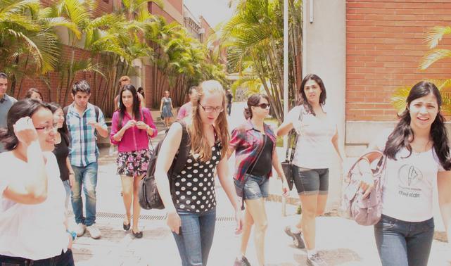 cinco) educadores e educadoras de diferentes áreas, voluntários do projeto Mafalda para uma