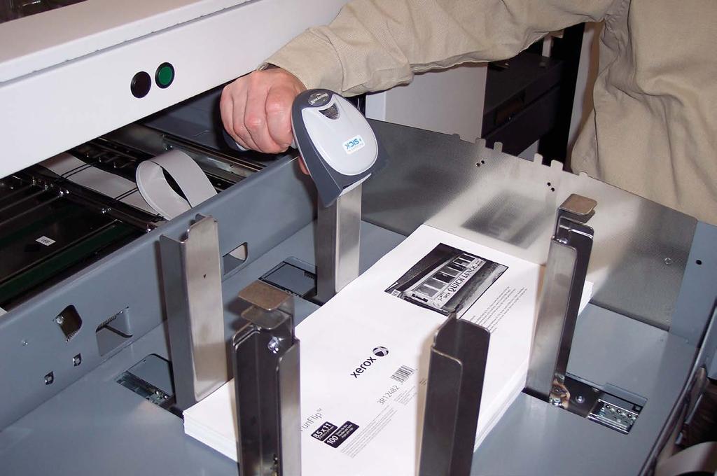 Uma impressora equipada com o BSFEx inline pode contornar o alimentador de papel BSFEx e enviar as folhas diretamente para o módulo de finalização inline.