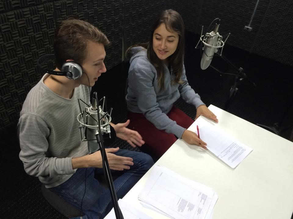 Giovani Rojas e Jéssica de Souza, realizando as entrevistas em um dos estúdios da Rádio Unirp.