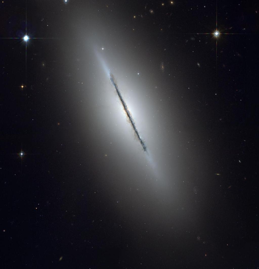 Galáxia NGC 5866, tão fina quanto um disco galáctico.