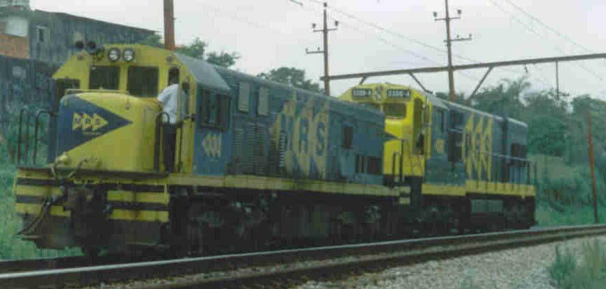 Foto 1- Locomotivas U20C (em primeiro plano) e a U23C utilizada para determinação das deflexões na via. Foto 2.