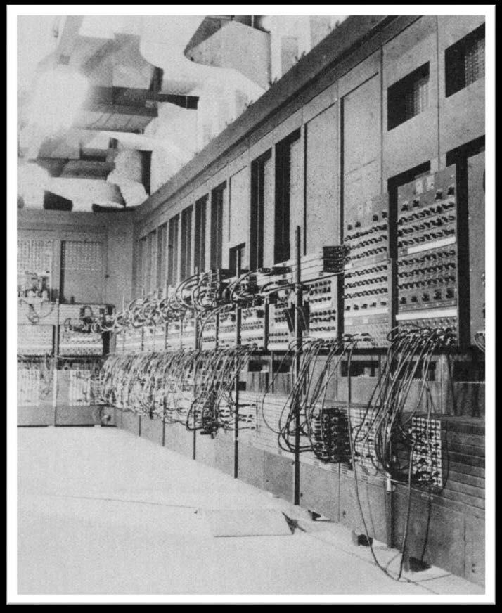 Em 1946, na Universidade da Pensilvânia, foi construído o primeiro computador eletrónico digital reprogramável que podia ser