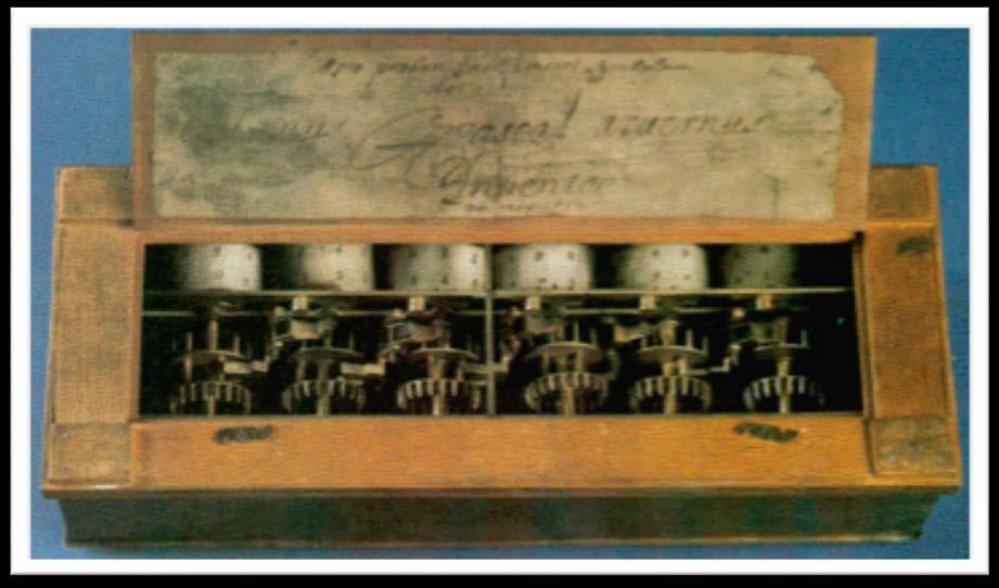 Blaise Pascal, por volta de 1642, desenvolveu a primeira calculadora mecânica da história.